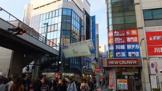 にぎやか商店街。駅と駅を結ぶ通路でもあり。