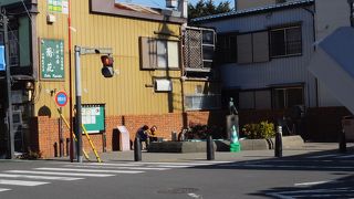 交差点の角の小さな公園