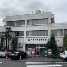 魚市場は大宮青果市場の反対側産業道路沿いにあります。