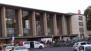 ハイデルベルク中央駅前にはバスと市電乗り場があります