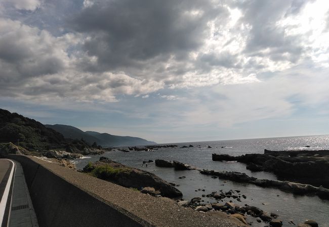 荒々しい日本海と岩の風景