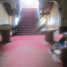 入口の小窓から内部を覘くとこんな感じでした