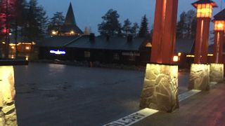 サンタさんに会えます。お買い物も。