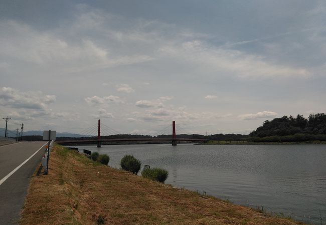 立派な歩行者と自転車用の北潟湖にかかる赤い橋