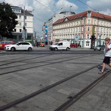 トラム用道路のように何線もある