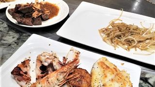 目の前で焼かれる牛肉や魚介類を堪能