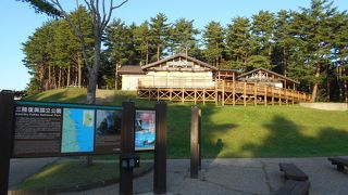 木をふんだんに使ったウッドデッキに囲まれた温かみがある建物