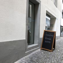 一瞬店が無い？！と思いきや入り口は道の向かいに