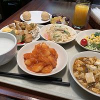 和洋中と揃った朝食。おかゆは味つけなし。