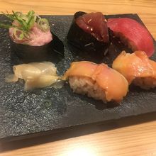 まぐろ三貫と赤貝