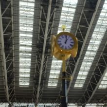 時空の広場にある時計塔