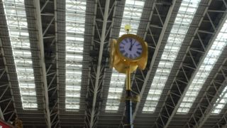 JR大阪駅の巨大な橋上駅もできてから5年、ドームで覆われた広場です