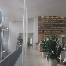 富裕層のご婦人方が多く利用される２Fカフェの様子