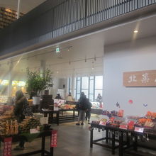 １Fが北菓楼商品の売店となっています（試食もあります）