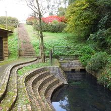 ここから登山開始。階段の上が火口壁。