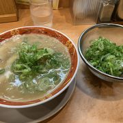 派手な看板で有名なラーメン店