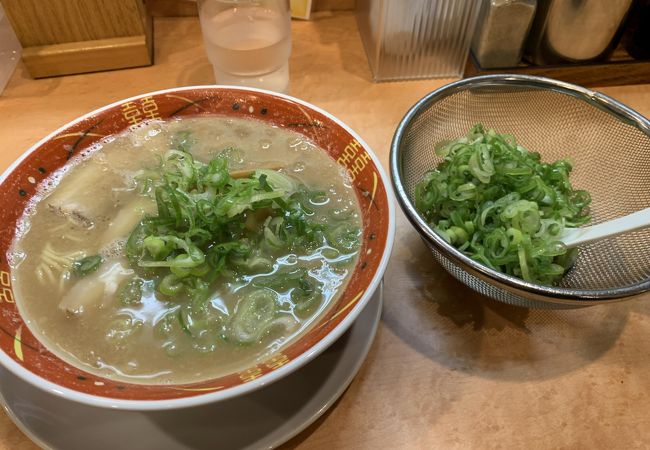 派手な看板で有名なラーメン店