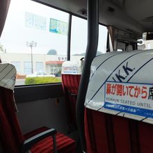 ミニバス車内。