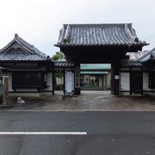 入り口は渋く、奥は物産館で近代的建物。