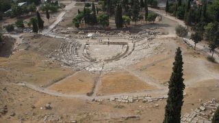 アクロポリスの丘からディオニソス劇場の最前列に置かれた背もたれ付の貴賓席やディオニソス神話を刻んだ彫刻などが見られました。