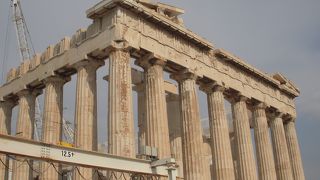 守護神アテナに捧げられた古代ギリシャ建築の最高峰・精髄です。