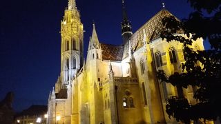 なんと言ってもモザイク模様の屋根と白い塔