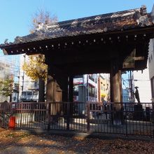 少し離れて山門もあります