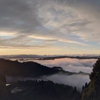 朝日に照らされる雲海のパノラマ