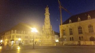 三位一体の像が目印