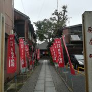 細い路地の先に