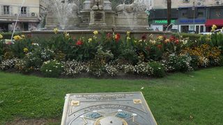 ナポレオン像噴水がある市民憩いの場、ヌレシャル フォッシュ広場