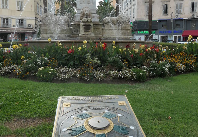 ナポレオン像噴水がある市民憩いの場、ヌレシャル フォッシュ広場
