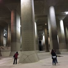 巨大な空間巨大な柱