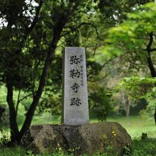 今は石碑などが残るのみだ