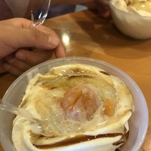 醤油をかけて食べます