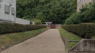 商店街に突如現れる古墳