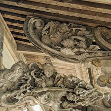 物語性のある立体透かし彫りが素敵