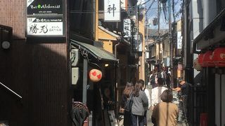 千鳥柄の提灯が揺れるディープな通り