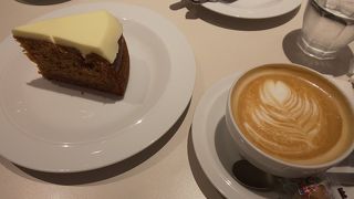 洋服屋の奥にカフェ