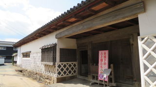 川沿いにあります