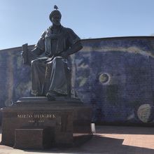ウルグベクの銅像