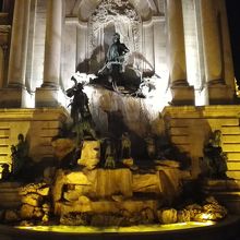 ライオンの像の左側手前にある像です。