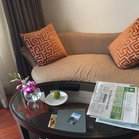 部屋の中のソファ