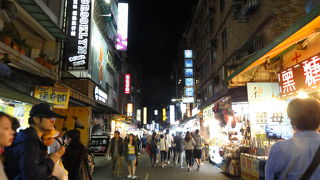 海沿いの方が屋台が多い