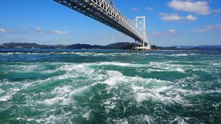渦潮を見るには、橋の上から見るよりも観潮船に乗ってそばで見る方が臨場感があります