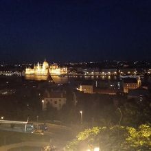 夜、王宮の丘から見下ろし、手前が教会群です。