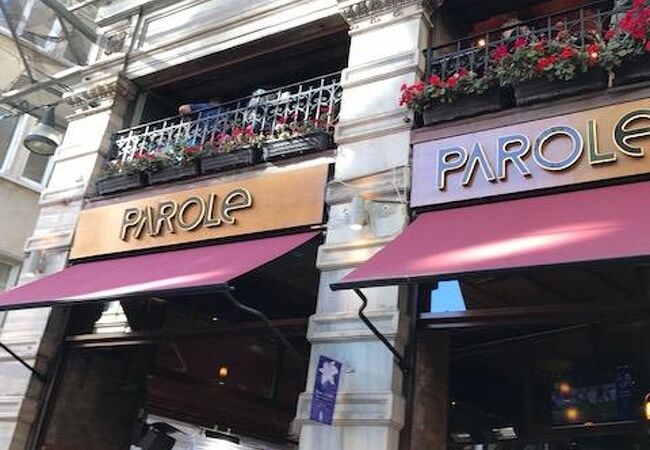 イスティクラール通りにあったカフェ