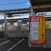 チンドン祭りは賑わう、無人駅