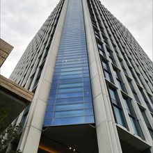 楽天本社ビルの上層28～30階がホテルです。