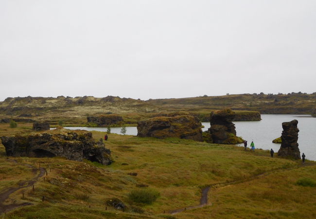 湖にある溶岩の奇岩スポット